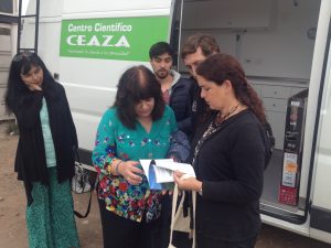 En su visita, la investigadora conoció alguno de los productos e instrumentos de divulgación desarrolados por CEAZA, como el CEAZA Móvil.