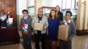 En la imagen, los estudiantes y el profesor E Olivares reciben el segundo lugar en la 46ª Feria Científica Nacional Juvenil.