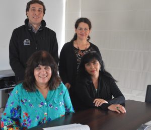 En la foto de sentada a la izquierda, la astrónoma Constance Walker (NOAO), junto a Leonor Opazo ( CTIO), Claudia Hernández (CEAZA) y Juan Seguel (CTIO) ambos de pie.