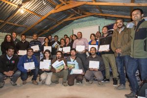 En la foto, autoridades, integrantes del CEAZA y comuneros de alrededor del PNBFJ con sus respectivos diplomas que certifican su participación en talleres de ciencia y turismo.