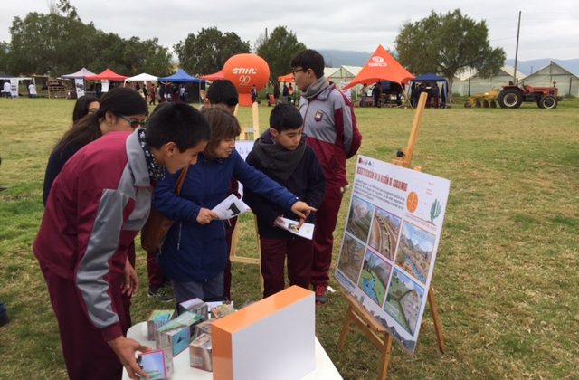 En el marco de la Feria Agro- Electrónica del establecimiento educacional: Firman convenio de colaboración entre CEAZA y Liceo Agrícola de Ovalle En el marco de la Feria Agro- Electrónica del establecimiento educacional: Firman convenio de colaboración entre CEAZA y Liceo Agrícola de Ovalle