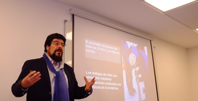 Representante del Instituto Antártico Chileno dictó charla y conoció el trabajo del CEAZA Representante del Instituto Antártico Chileno dictó charla y conoció el trabajo del CEAZA